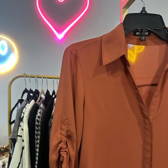 EUC Express Rust Button-Up SS Blouse - Picture 2 of 3